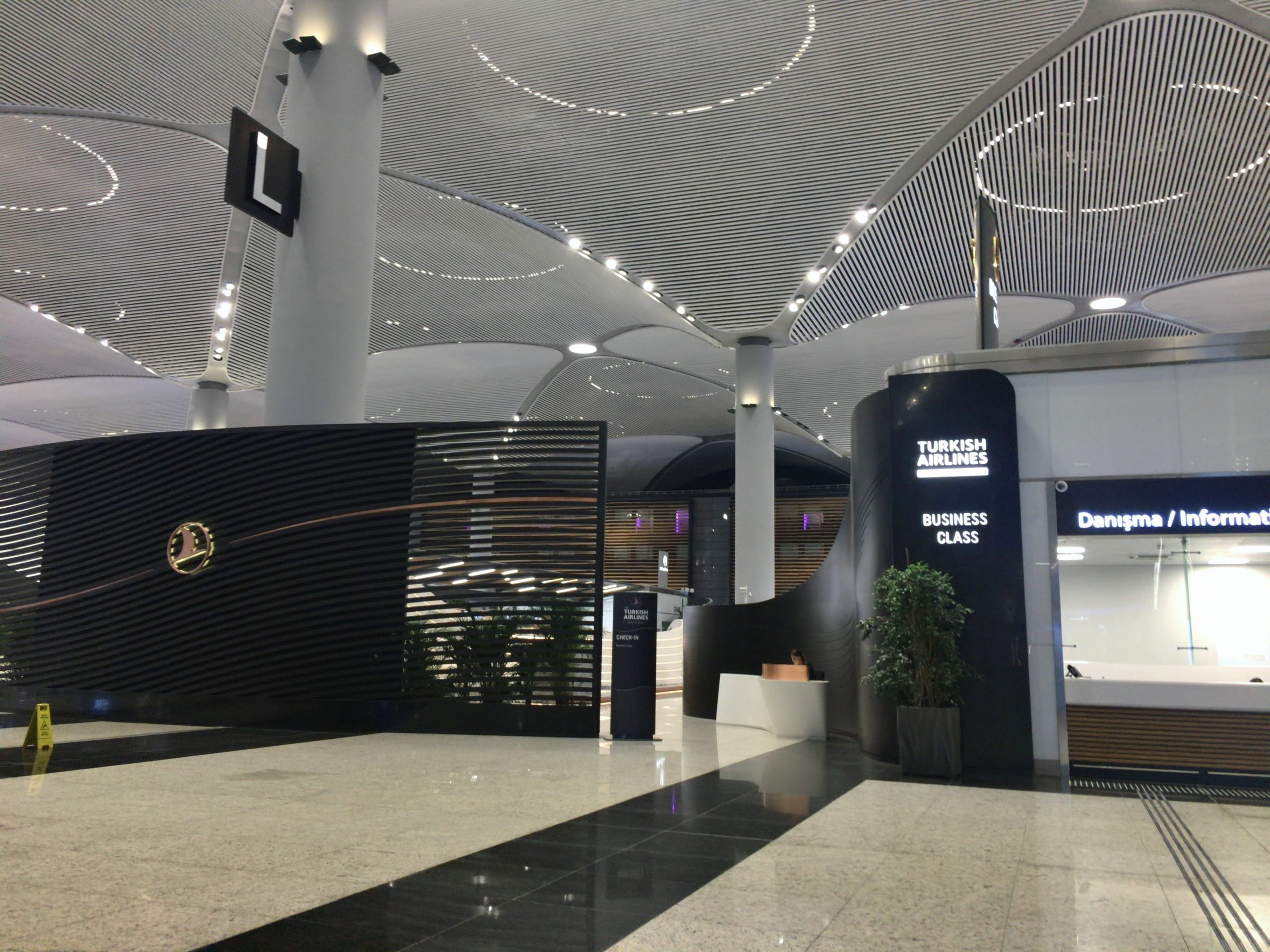 イスタンブール新空港 ターキッシュエアラインズのビジネスクラスカウンターで広々優先チェックイン 陸海空トラベラー